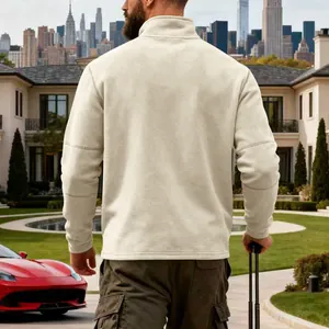 Vista trasera de sudadera de forro polar grueso crema para hombre en un entorno de lujo