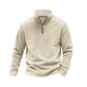 Detalle del material de forro polar grueso en un jersey de hombre con cuello alto y cremallera