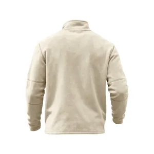 Vista trasera de una sudadera de forro polar grueso para hombre en color crema.