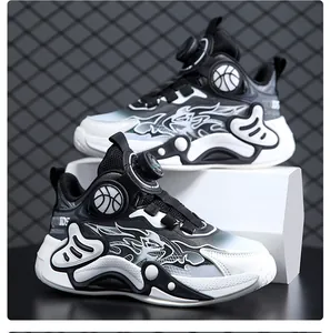 Détail de chaussures de basket montantes pour garçons avec boucle rotative et flammes