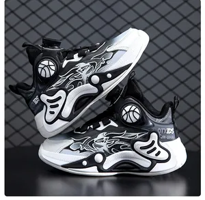 Gros plan de chaussures de basket montantes pour garçons avec boucle rotative pratique.