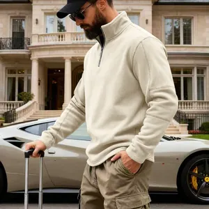 Primer plano de la textura de forro polar y media cremallera en sudadera de hombre