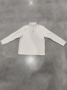 Vista detallada de una sudadera de forro polar pesado crema con media cremallera para hombre.