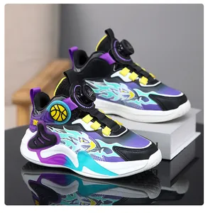 Détail de chaussure de basket pour enfant avec boucle rotative et motif flamme