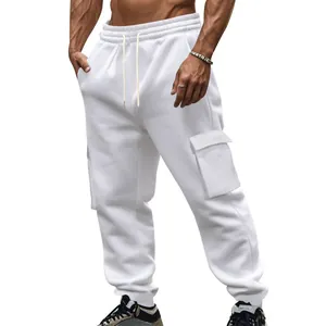Detailansicht der weißen Cargo-Sweatpants für Herren mit Taschen und elastischen Bündchen.