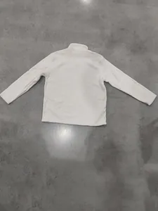 Vista posterior de una sudadera de forro polar blanco grueso para hombre.
