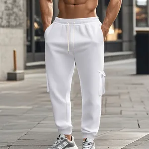 Premium weiße Herren Cargo Jogginghose mit Fleecefutter, Taschen und weißem Kordelzug