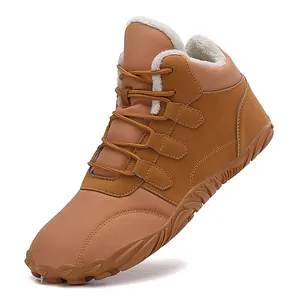 Bottines de voyage marron à tige haute avec doublure en fausse fourrure blanche chaude.
