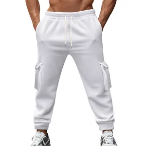 Detailansicht der weißen, fleecegefütterten Herren-Cargo-Jogginghose mit Taschen