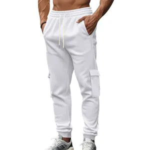 Detailansicht der weißen, fleecegefütterten Cargo-Jogginghose mit Kordelzug und Taschen