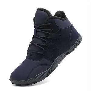 Détail de vue latérale de bottes d'hiver bleu marine avec doublure chaude en poils
