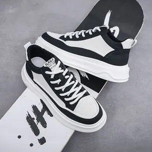 Detailansicht der Herren High-Top Plateau Sneaker in Schwarz-Weiß Kontrast-Design