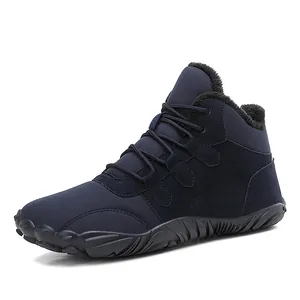 Vue latérale de bottes d'extérieur d'hiver bleu marine doublées en polaire avec semelle