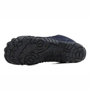 Gros plan sur la semelle extérieure antidérapante en caoutchouc pour chaussures de randonnée
