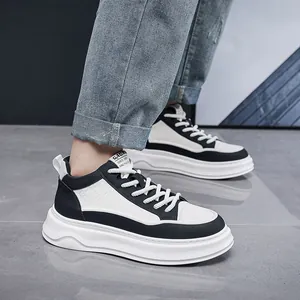 Stylische schwarz-weiße High-Top-Plateau-Sneaker für Herren mit Rautenmuster-Textur