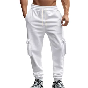 Detailansicht der weißen Cargo-Jogginghose für Herren mit Multi-Taschen und Kordelzug