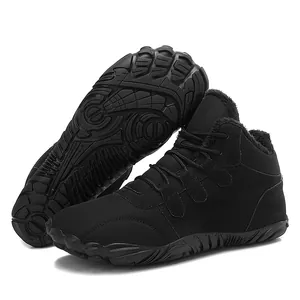 Vue détaillée de bottes d'hiver d'extérieur noires avec doublure chaude et semelle antidérapante