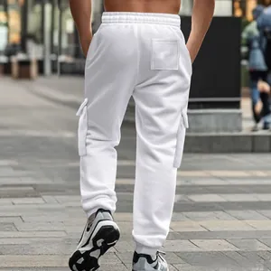 Detailansicht der Rückseite einer weißen, gefütterten Cargo-Jogginghose für Herren.
