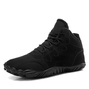 Vue latérale détaillée des chaussures de voyage d'extérieur noires à tige haute et doublure