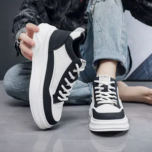 Detailansicht der schwarz-weißen High-Top-Plateau-Sneaker für Herren am Modell