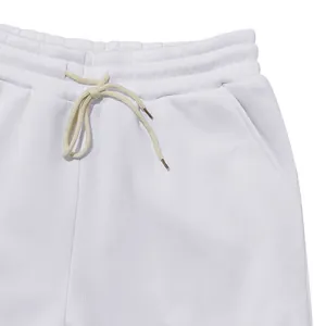 Nahaufnahme einer weißen Fleece-Jogginghose mit elastischem Tunnelzug und praktischer Tasche
