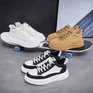 Gefütterte Herren High-Top Sneaker mit Plateausohle in verschiedenen Farben auf Skateboard