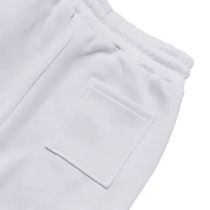 Detailaufnahme der weißen Fleece-Jogginghose mit elastischem Bund und Gesäßtasche