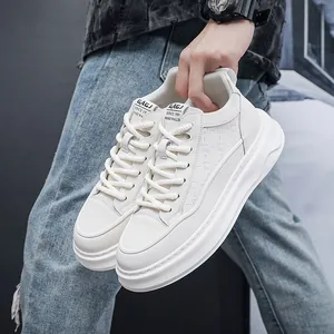 Detaillierte Ansicht weißer Herren-Plateau-Sneaker mit dicker Sohle im High-Top-Stil