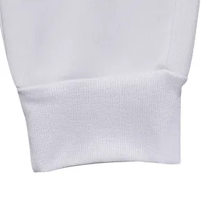 Detailaufnahme der elastischen Rippbündchen an einer weißen, gefütterten Cargohose.