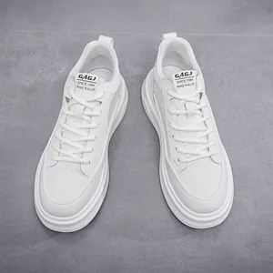 Draufsicht auf weiße Herren-Plateausneaker mit geprägten Details und Schnürsenkeln