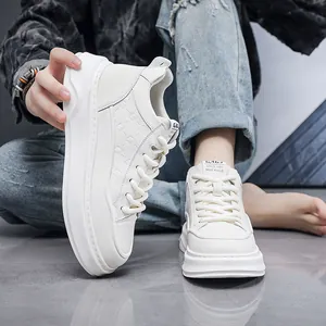 Detailansicht der weißen High-Top-Sneaker für Herren mit dicken Sohlen und Prägestruktur