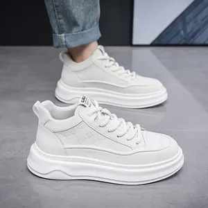 Nahaufnahme modischer weißer High-Top-Sneaker für Herren mit dicken Plateausohlen