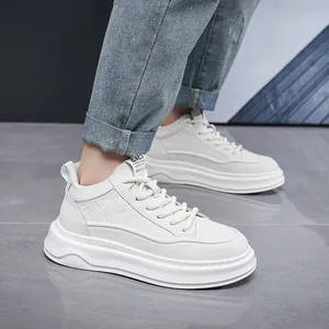 Nahaufnahme von weißen High-Top-Sneakern für Herren mit dicker Plateausohle und Schnürung.