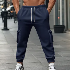 Detailansicht der dunkelblauen Fleece-Cargo-Jogginghose für Herren mit Kordelzug und Taschen