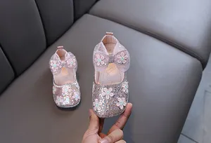 Gros plan de chaussures de princesse roses à paillettes avec nœud en dentelle
