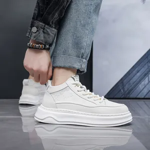 Seitenansicht trendiger weißer High-Top-Sneaker mit dicker Sohle und Textur.