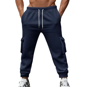 Detail von dunkelblauer Fleece-Cargohose für Herren mit Taschen und Kordelzug-Detail