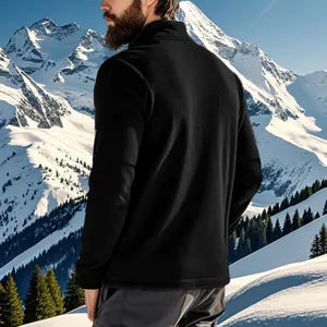 Achteraanzicht van zwarte fleece sweatshirt met halve rits in de besneeuwde bergen