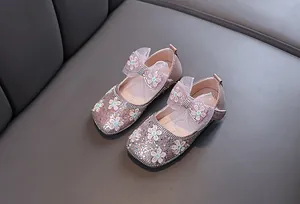 Vue détaillée de chaussures de princesse roses à paillettes pour filles avec fleurs et nœud