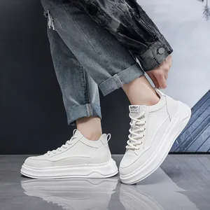 Weiße Herren High-Top Plateau-Sneaker am Modell, Detailansicht auf spiegelndem Boden