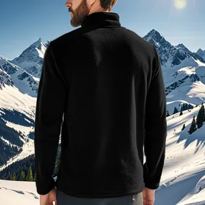Achteraanzicht van een zwarte heren fleece trui met rits in een besneeuwde bergomgeving.