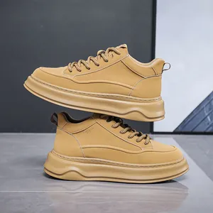 Nahaufnahme modischer Herren-Sneaker mit dicker Sohle in Senfgelb und strukturierten Details