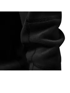 Detail van zachte premium zwarte polarfleece stof met duurzame dubbele stiksels