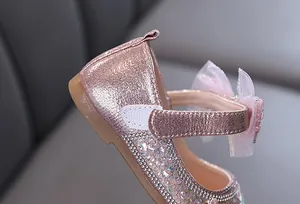 Détail en gros plan de chaussures de princesse rose pailletées pour filles avec strass