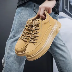 Nahaufnahme von Person, die stylische khakifarbene Herren-Plateausneaker hält