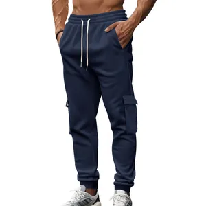 Detailansicht der dunkelblauen Herren-Fleece-Cargohose mit den seitlichen Taschen