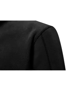 Macro-opname van duurzame schouderstiksels op een zwart fleece sweatshirt detail