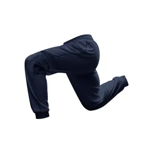 Detailansicht der dunkelblauen Cargohose mit mehreren Taschen und gerippten Bündchen.
