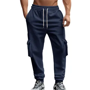 Detailansicht der marineblauen Cargo-Jogginghose mit Fleece-Futter für Herren