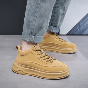 Stylische senffarbene High-Top-Sneaker für Herren mit dicker Sohle und Schnürung im Profil.